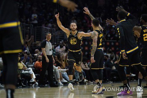 환호하는 커리[AP=연합뉴스]