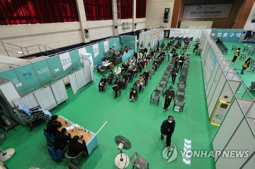 코로나19 백신 추가접종 마친 주민들(광주=연합뉴스) 정회성 기자 = 15일 오전 광주 남구 다목적체육관에 마련된 코로나19 예방접종센터에서 백신 추가접종(부스터샷)을 마친 주민이 이상반응 관찰실에서 밖으로 나가고 있다. 2021.11.15 hs@yna.co.kr