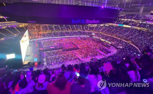 방탄소년단 2년 만에 대면 콘서트(로스앤젤레스=연합뉴스) 27일(현지시간) 미국 로스앤젤레스(LA) 소파이 스타디움에서 2년 만에 열리는 방탄소년단(BTS)의 첫 대면 콘서트에 관객들이 대기해 있다.  2021.11.28 [독자 제공] photo@yna.co.kr