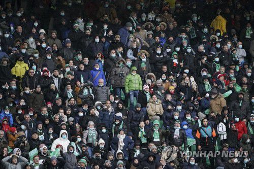 오미크론 변이에도 프랑스 축구장 가득 메운 관중(생테티엔 AP=연합뉴스) 28일(현지시간) 프랑스 프로축구 리그1 생테티엔과 파리 생제르맹이 맞붙은 생테티엔의 경기장에 관중들이 가득 차 홈팀을 응원하고 있다. 올리비에 베랑 프랑스 보건장관은 국내에 오미크론 변이 확진자는 없으며 기존 델타 변이 방역 전략은 수정하지 않고 있다고 밝혔다. 2021.11.29 jsmoon@yna.co.kr