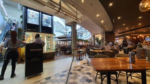 멘린 상가 몰 안 식당의 모습(프리토리아=연합뉴스) 김성진 특파원 = 29일(현지시각) 멘린 쇼핑몰 안 식당에서 종업원들이 손님을 기다리고 있다. 2021.11.30 sungjin@yna.co.kr