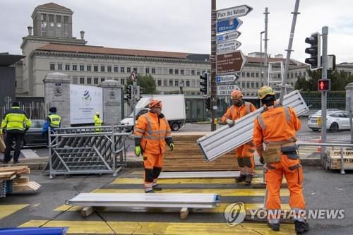 '오미크론' 출현에 각료회의 전격 연기한 WTO(제네바 EPA/키스톤=연합뉴스) 27일(현지시간) 스위스 제네바의 세계무역기구(WTO) 본부 앞에서 인부들이 WTO 각료회의를 위한 보안 조치의 일환으로 설치된 바리케이드를 철거하고 있다. WTO는 신종코로나바이러스감염증(코로나19) 변이 오미크론의 츨현에 따른 각국의 여행제한 조치를 고려해 오는 30일 열 예정이던 각료 회의를 전격 연기했다. 2021.11.27. photo@yna.co.kr