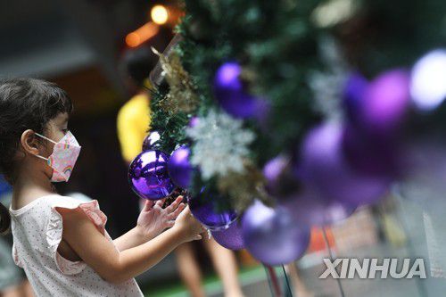 크리스마스 장식 만지는 한 소녀2021년 11월 19일 싱가포르 창이 국제공항에서 한 어린이가 크리스마스 트리 장식을 만져보고 있다. [신화=연합뉴스자료사진, 재판매 및 DB 금지]