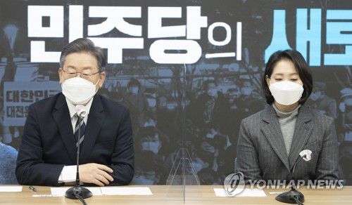 인사말 하는 이재명 대선후보(서울=연합뉴스) 하사헌 기자 = 더불어민주당 이재명 대선후보(왼쪽)가 30일 서울 여의도 중앙당사에서 열린 '이재명 캠프 공동상임선대위원장 인선 발표'에서 인사말을 하고 있다. 오른쪽은 공동상임선대위원장으로 임명된 조동연 교수. 2021.11.30 [국회사진기자단] toadboy@yna.co.kr