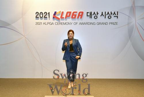 포토존에 선 장하나(서울=연합뉴스) 장하나가 30일 오후 서울 강남구 그랜드 인터컨티넨탈 서울 파르나스에서 열린 2021 한국여자프로골프(KLPGA) 대상 시상식 포토존에서 기념 촬영을 하고 있다. 2021.11.30      [KLPGA 제공. 재판매 및 DB 금지] photo@yna.co.kr