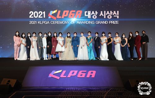 KLPGA 대상 시상식(서울=연합뉴스) 30일 오후 서울 강남구 그랜드 인터컨티넨탈 서울 파르나스에서 열린 2021 한국여자프로골프(KLPGA) 대상 시상식 수상자들이 기념 촬영을 하고 있다.  2021.11.30   [KLPGA 제공. 재판매 및 DB 금지] photo@yna.co.kr