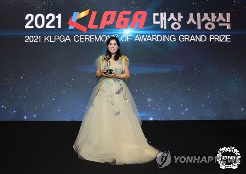 박민지, KLPGA 대상·상금왕·다승왕 휩쓸며 화려한 피날레(서울=연합뉴스) 올해 한국여자프로골프(KLPGA) 투어의 '대세' 박민지(23)가 시상식에서 4개의 트로피를 챙기며 화려한 시즌을 마무리했다.     박민지는 30일 오후 서울 강남구 그랜드 인터컨티넨탈 서울 파르나스에서 열린 2021 KLPGA 대상 시상식에서 대상과 상금왕, 다승왕을 휩쓸었다.      사진은 이날 시상식에서 대상을 수상한 뒤 포즈를 취하는 박민지. 2021.11.30 [KLPGA 제공. 재판매 및 DB금지] photo@yna.co.kr