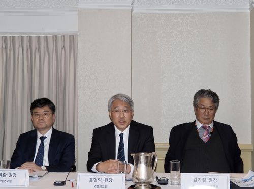 미국을 방문한 국책연구기관장들(워싱턴=연합뉴스) 이상헌 특파원 = 고유환 통일연구원장, 홍현익 국립외교원장, 김기정 국가안보전략연구원장(왼쪽부터)이 30일(현지시간) 미국 워싱턴DC에서 열린 윌슨센터 주최 포럼 및 기자간담회에서 발언하고 있다. 2021.11.30 [워싱턴특파원단 제공] honeybee@yna.co.kr