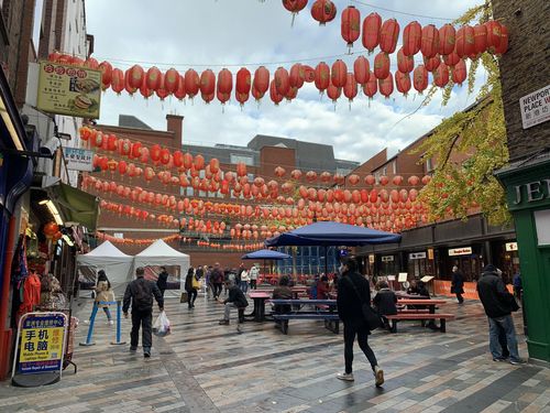 런던 차이나타운(런던=연합뉴스) 최윤정 특파원 = 11월 30일(현지시간) 영국 런던의 차이나타운이 점심시간에 붐비는 평소 모습과 달리 한산하다. 2021.12.1 photo@yna.co.kr