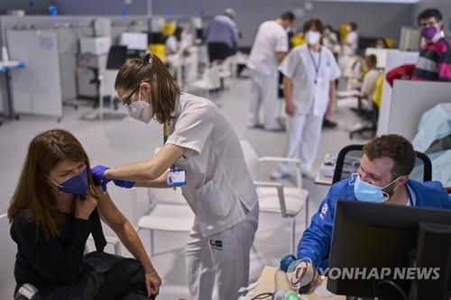 '오미크론 변이' 유입에 백신접종 속도 내는 스페인(마드리드 AP=연합뉴스) 스페인 수도 마드리드의 이사벨 센달 병원에서 지난달 29일(현지시간) 한 여성이 모더나의 신종 코로나바이러스 감염증(코로나19) 백신을 맞고 있다. 스페인 정부는 이날 자국에서 코로나19 '오미크론 변이' 감염 사례가 확인되자 진원지인 남아프리카공화국 등 남부 아프리카발 입국 규제를 강화하는 한편 백신접종에 박차를 가하고 있다. 2021.12.1. sungok@yna.co.kr