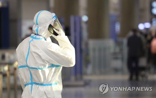 오미크론 국내 상륙?(영종도=연합뉴스) 한상균 기자 = 1일 인천공항에서 방역복을 입은 관계자가 통화하고 있다. 최근 남아프리카를 시작으로 유럽, 북미 등으로 코로나19 새 변이인 오미크론 감염이 빠르게 번지고 있다. 복지부와 질병청은 나이지리아 방문 뒤 코로나19에 확진된 인천 거주 부부를 오미크론 변이 감염으로 의심하고 있다. 이 부부는 백신 접종 후 나이지리아를 방문했다. 귀국 후 지난달 25일 검사 결과에서 코로나19 확진 판정을 받았다. 2021.12.1 xyz@yna.co.kr