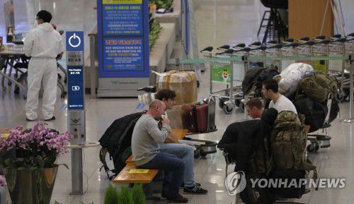 '오미크론' 위기(영종도=연합뉴스) 한상균 기자 = 1일 인천공항 입국자 전용 매장 앞에서 외국인들이 음식을 먹고 있다. 2021.12.1 xyz@yna.co.kr