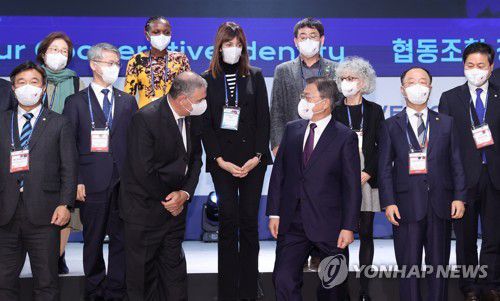 국제협동조합연맹 회장과 대화하는 문재인 대통령(서울=연합뉴스) 안정원 기자 = 문재인 대통령이 1일 서울 광진구 그랜드워커힐 호텔에서 열린 제33차 세계협동조합대회 개회식에서 기념촬영을 마친 뒤 아리엘 구아르코 국제협동조합연맹(ICA) 회장과 대화하고 있다 . 2021.12.1 jeong@yna.co.kr