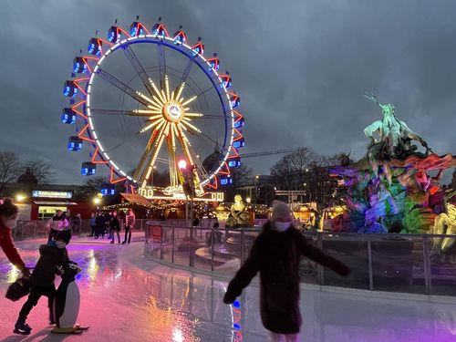 한산한 크리스마스마켓(베를린=연합뉴스) 이 율 특파원 = 독일 베를린 알렉산더 광장 크리스마스마켓의 한산한 모습. 2021.12.01