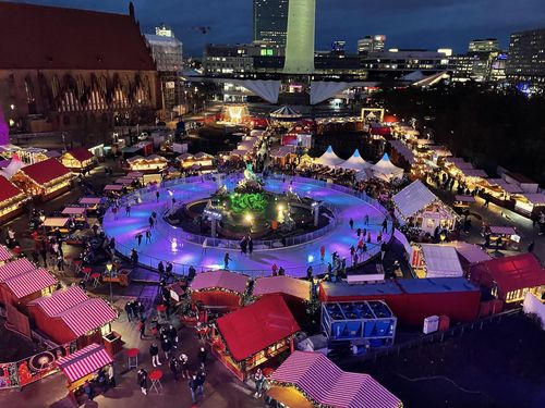 한산한 크리스마스마켓(베를린=연합뉴스) 이 율 특파원 = 독일 베를린 알렉산더 광장 크리스마스마켓의 한산한 모습. 2021.12.01