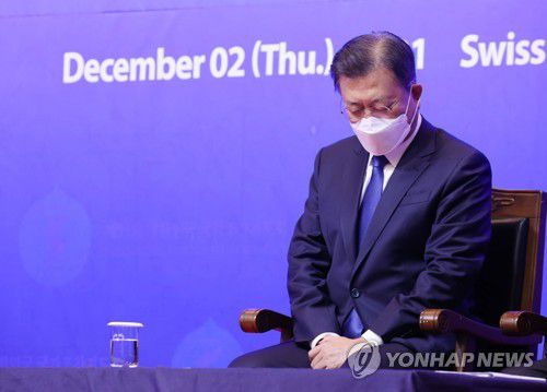 기도하는 문재인 대통령(서울=연합뉴스) 안정원 기자 = 문재인 대통령이 2일 서울 서대문구 스위스그랜드호텔에서 열린 국가조찬기도회에 참석, 기도하고 있다. 2021.12.2 jeong@yna.co.kr