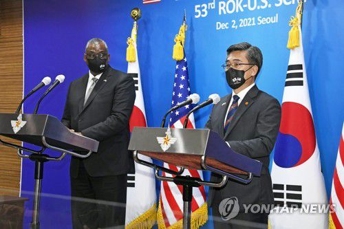공동기자회견 하는 한미 국방장관(서울=연합뉴스) 서욱 국방부 장관과 로이드 오스틴 미국 국방부 장관이 2일 서울 용산구 국방부에서 열린 제53차 한·미 안보협의회의(SCM) 회담을 마치고 브리핑룸에서 공동기자회견을 하고 있다. 2021.12.2 [사진공동취재단] photo@yna.co.kr