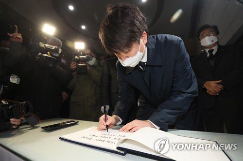 방명록 작성하는 이준석 대표(제주=연합뉴스) 박지호 기자 = 국민의힘 이준석 대표가 2일 오후 제주시 봉개동 4·3평화공원을 찾아 참배한 뒤 방명록을 작성하고 있다. 2021.12.2 jihopark@yna.co.kr