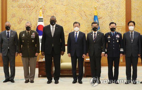 로이드 오스틴 미 국방부 장관과 기념촬영 하는 문재인 대통령(서울=연합뉴스) 안정원 기자 = 문재인 대통령이 2일 청와대에서 방한한 로이드 오스틴 미국 국방부 장관과 만나 기념촬영을 하고 있다. 2021.12.2 jeong@yna.co.kr