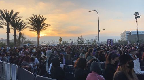 방탄소년단(BTS)의 미국 로스앤젤레스(LA) 콘서트 마지막 날 공연에 모인 팬들(로스앤젤레스=연합뉴스) 정윤섭 특파원 = 2일(현지시간) 미국 LA 소파이 스타디움에서 열린 BTS 대면 콘서트 마지막 날 공연에 팬들이 입장하고 있다. 2021.12.03 jamin74@yna.co.kr