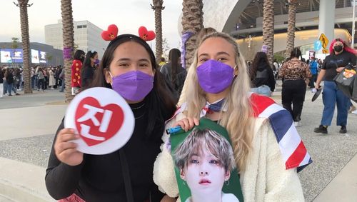 미국 텍사스 출신의 카트리나(왼쪽)와 영국 런던에서 온 에이브릴(로스앤젤레스=연합뉴스) 정윤섭 특파원 = 2일(현지시간) 미국 텍사스 출신의 카트리나와 영국 런던에서 온 에이브릴이 BTS 콘서트를 앞두고 포즈를 취하고 있다. 2021.12.03 jamin74@yna.co.kr