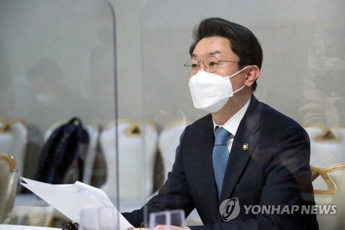 물가관계차관회의서 발언하는 이억원 차관(서울=연합뉴스) 김승두 기자 = 이억원 기획재정부 1차관이 3일 오전 정부서울청사에서 열린 '제34차 물가관계차관회의'를 주재하고 있다. 2021.12.3 kimsdoo@yna.co.kr