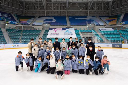 플레이윈터 스포츠아카데미 피겨스케이팅 인재육성 프로그램에 참여한 꿈나무들과 스페셜 강사 김연아. [2018평창기념재단 제공. 재판매 및 DB 금지]