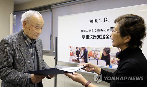 (도쿄=연합뉴스) 이세원 특파원 = 한반도 출신으로 일제 강점기에 징집됐다가 BC급 전범이 된 이들의 모임인 2016년 1월 14일 동진회(同進會) 회장 이학래 씨가 일본 도쿄의 한 학술 시설에서 '동진회를 응원하는 모임' 대표인 우쓰미 아이코(內海愛子) 일본 오사카경제법과대학 아시아태평양연구센터 소장으로부터 독립유공자 이상문 씨가 한국에서 보낸 메시지를 받고 있다. [연합뉴스 자료사진]
