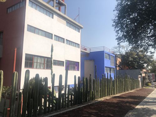 멕시코시티의 디에고 리베라·프리다 칼로 집 겸 스튜디오 (멕시코시티=연합뉴스) 고미혜 특파원 = 멕시코시티에 있는 '디에고 리베라·프리다 칼로 집 겸 스튜디오'. 흰 건물이 리베라, 파란 건물이 칼로의 공간으로, 옥상 다리로 연결돼 있다. 2021.12.5. mihye@yna.co.kr