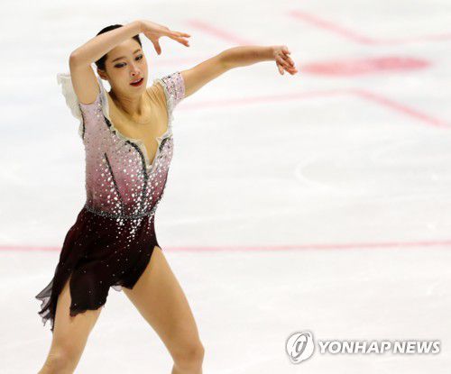 유영의 프리프로그램 연기(의정부=연합뉴스) 김병만 기자 = 5일 경기도 의정부실내빙상장에서 열린 '2021년 KB금융 전국남녀 피겨스케이팅 회장배 랭킹대회(2022년 베이징 동계올림픽 국가 대표 1차 선발전)'에서 피겨스케이팅 여자 싱글 유영이 프리프로그램 연기를 펼치고 있다.      2021.12.5 kimb01@yna.co.kr