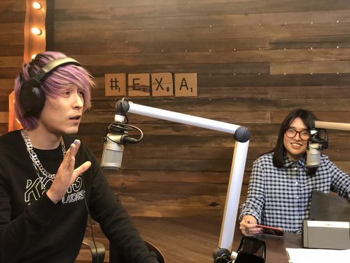 '멕시코 오빠'와 '아미 PD'가 만드는 중남미 K팝 방송(멕시코시티=연합뉴스) 고미혜 특파원 = 중남미 곳곳에 방송되는 K팝 전문 TV·라디오 프로그램 '엑사 K팝'을 진행하는 '오빠 김'(본명 라파엘 로차·왼쪽)과 BTS 팬인 산도발 PD가 2일(현지시간) 멕시코시티의 방송국 스튜디오에서 프로그램을 녹음하고 있다. 2021.12.6.   mihye@yna.co.kr