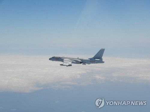 (타이베이 EPA=연합뉴스) 대만 국방부가 대만 방공식별구역(ADIZ)을 침범했다며 올해 10월 공개한 중국군 H-6 폭격기의 사진. [EPA=연합뉴스 자료사진]