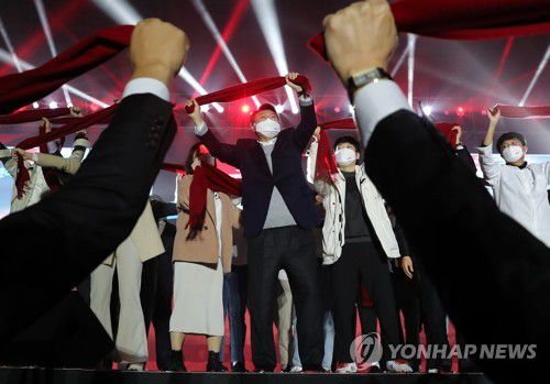 윤석열, 청년들과 함께 승리 기원 퍼포먼스(서울=연합뉴스) 국민의힘 윤석열 대선 후보가 6일 오후 서울 송파구 올림픽공원 KSPO돔에서 열린 중앙선거대책위원회 출범식에서 빨간 목도리를 들고 청년들과 대선 승리 기원 퍼포먼스를 하고 있다. 2021.12.6 [국회사진기자단] uwg806@yna.co.kr