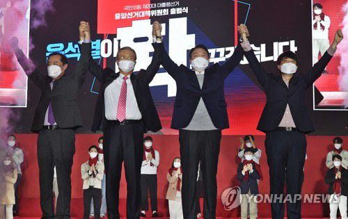 김종인, 이준석, 김병준과 손 맞잡고 인사하는 후보(서울=연합뉴스) 국민의힘 윤석열 대선 후보가 6일 오후 서울 송파구 올림픽공원 체조경기장에서 열린 국민의힘 제20대 대통령선거 선거대책위원회 출범식에서 김종인 총괄선대위원장, 이준석, 김병준 상임선대위원장과 손을 맞잡고 인사하고 있다. 2021.12.6 [국회사진기자단] toadboy@yna.co.kr