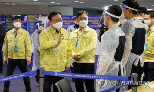 방역 요원 격려하는 김부겸 총리(영종도=연합뉴스) 김인철 기자 = 김부겸 국무총리가 6일 오후 인천국제공항을 방문해 검역현장을 점검하며 방역 요원들을 격려하고 있다. 2021.12.6 yatoya@yna.co.kr