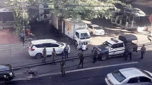 시위대 중 한 명(왼쪽 아래)이 길 바닥에 쓰러져있는 모습. 2021.12.5[SNS 캡처. 재판매 및 DB 금지]