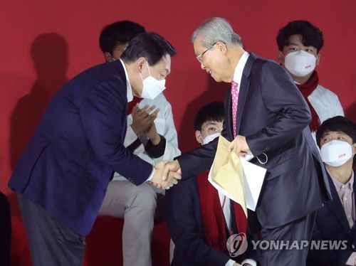 김종인과 악수하는 윤석열(서울=연합뉴스) 국민의힘 윤석열 대선 후보가 6일 오후 서울 송파구 올림픽공원 KSPO돔에서 열린 국민의힘 중앙선거대책위원회 출범식에서 인사말을 마친 김종인 총괄선대위원장과 악수하고 있다. 2021.12.6 [국회사진기자단] uwg806@yna.co.kr