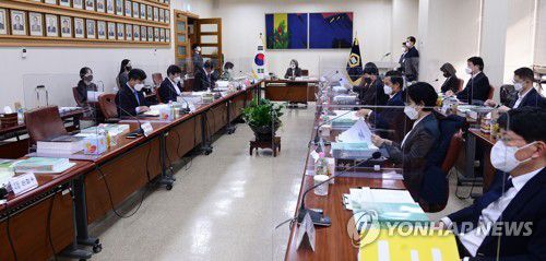 양형위원회 제113차 전체회의(서울=연합뉴스) 6일 오후 서울 서초구 대법원에서 김영란 위원장과 신임 위원들이 참석한 양형위원회 제113차 전체 회의가 열리고 있다. 2021.12.6 [사진공동취재단] photo@yna.co.kr