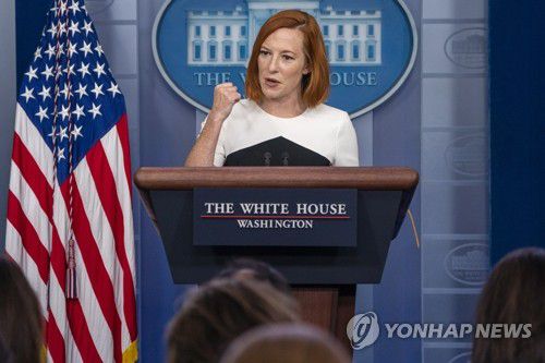 베이징올림픽 '외교적 보이콧' 방침 밝히는 미 백악관 대변인(워싱턴 EPA=연합뉴스) 젠 사키 미국 백악관 대변인이 6일(현지시간) 워싱턴DC 백악관에서 언론 브리핑을 하고 있다. 사키 대변인은 "중국의 지속적인 종족 학살과 반인도적 범죄, 기타 인권 유린을 감안해 어떤 외교적, 공식적 대표단도 베이징올림픽과 패럴림픽에 보내지 않을 것"이라고 말했다. 2021.12.7 sungok@yna.co.kr