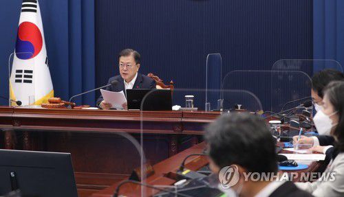 발언하는 문재인 대통령(서울=연합뉴스) 안정원 기자 = 문재인 대통령이 7일 청와대 여민관에서 열린 국무회의에서 발언하고 있다. 2021.12.7 jeong@yna.co.kr