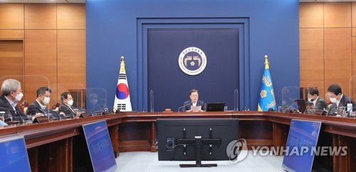 국무회의 주재하는 문재인 대통령(서울=연합뉴스) 안정원 기자 = 문재인 대통령이 7일 청와대 여민관에서 국무회의를 주재하고 있다. 2021.12.7 jeong@yna.co.kr