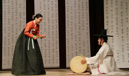 로마서 흥보가 노래하는 김정민 명창 (로마=연합뉴스) 전성훈 특파원 = 7일 밤(현지시간) 로마 시내 토를로니아 극장에서 판소리 '흥보가'를 완창하는 김정민 명창. 2021.12.7. lucho@yna.co.kr