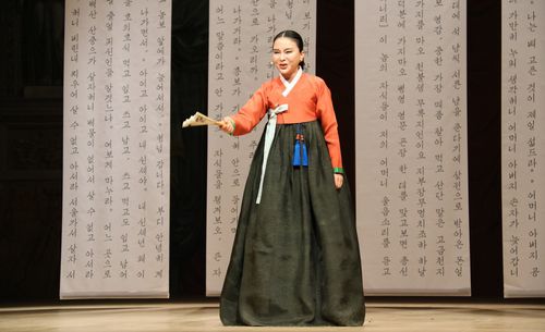 로마서 흥보가 노래하는 김정민 명창 (로마=연합뉴스) 전성훈 특파원 = 7일 밤(현지시간) 로마 시내 토를로니아 극장에서 판소리 '흥보가'를 완창하는 김정민 명창. 2021.12.7. lucho@yna.co.kr