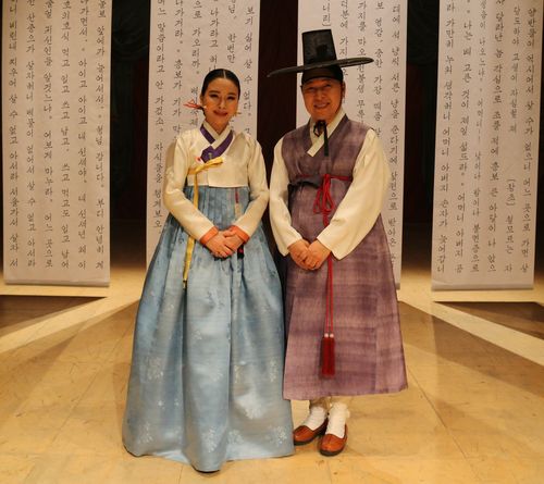 김정민 명창과 고수 최광수 교수(로마=연합뉴스) 전성훈 특파원 = 7일 밤(현지시간) 로마 판소리 공연을 마친 김정민 명창(왼쪽)과 고수 최광수 교수. 2021.12.7. lucho@yna.co.kr