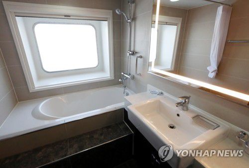 비욘드 트러스트호 특등 객실 화장실(인천=연합뉴스) 윤태현 기자 = 8일 오전 인천시 중구 인천항 연안여객터미널 제주행 터미널에 정박한 인천∼제주 항로 여객선 '비욘드 트러스트호' 내부 특등 객실 화장실이 공개되고 있다. 이 여객선은 이달 10일부터 운항을 시작할 예정이다. 이 항로의 여객선 운항이 재개된 것은 2014년 세월호 참사 이후 7년만이다. 2021.12.8 tomatoyoon@yna.co.kr