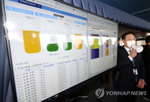 비욘드 트러스트호 실시간 화물적재 관리 시스템 공개(인천=연합뉴스) 윤태현 기자 = 8일 오전 인천시 중구 인천항 연안여객터미널 제주행 터미널에 정박한 인천∼제주 항로 여객선 '비욘드 트러스트호'에서 이 여객선 선사 하이덱스 스토리지의 방현우 대표이사가 '실시간 화물적재 관리 시스템'을 공개하고 있다. 이 시스템은 여객선에 실린 차량 등의 상태와 상황을 실시간으로 관리하는 체계로 구축됐다. 2021.12.8 tomatoyoon@yna.co.kr