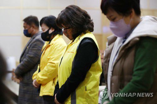 묵념하는 세월호 유가족들(서울=연합뉴스) 진연수 기자 = 8일 오후 서울 마포구 다리소극장에서 열린 세월호참사 진상규명 종합 보고대회에서 세월호 유가족 및 참석자들이 묵념을 하고 있다. 2021.12.8 jin90@yna.co.kr