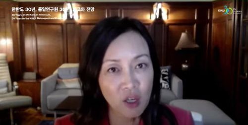 (서울=연합뉴스) 수미 테리 미국 우드로윌슨센터 한국담당 국장이 9일 통일연구원 개원 30주년 기념 국제학술회의에서 발언하고 있다. 2021.12.9 [통일연구원 유튜브 화면, 재판매 및 DB 금지]