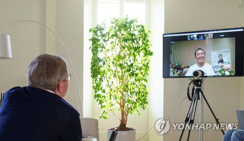 中 테니스 스타 펑솨이와 영상통화하는 IOC 위원장[로잔 로이터=연합뉴스 자료사진] 11월 21일(현지시간) 스위스 로잔에서 토마스 바흐 국제올림픽위원회(IOC) 위원장(왼쪽)이 중국의 테니스 스타 펑솨이(彭帥)와 영상통화를 하고 있다. 펑솨이는 지난 2일 자신의 소셜미디어를 통해 장가오리(75·張高麗) 전 중국 부총리가 자신을 성폭행했다고 주장한 뒤 실종설이 제기됐지만, 이날 IOC 성명을 통해 자신이 안전하게 잘 지내고 있다고 밝혔다. 2021.11.23 [제3자 제공. 재판매 및 DB 금지] knhknh@yna.co.kr