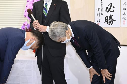 (도쿄 교도=연합뉴스) 일본 중의원 총선거가 실시된 2021년 10월 31일 이시하라 노부테루(石原伸晃, 오른쪽) 전 자민당 간사장이 낙선이 확실해진 상황에서 지지자에게 머리를 숙여 인사하고 있다.